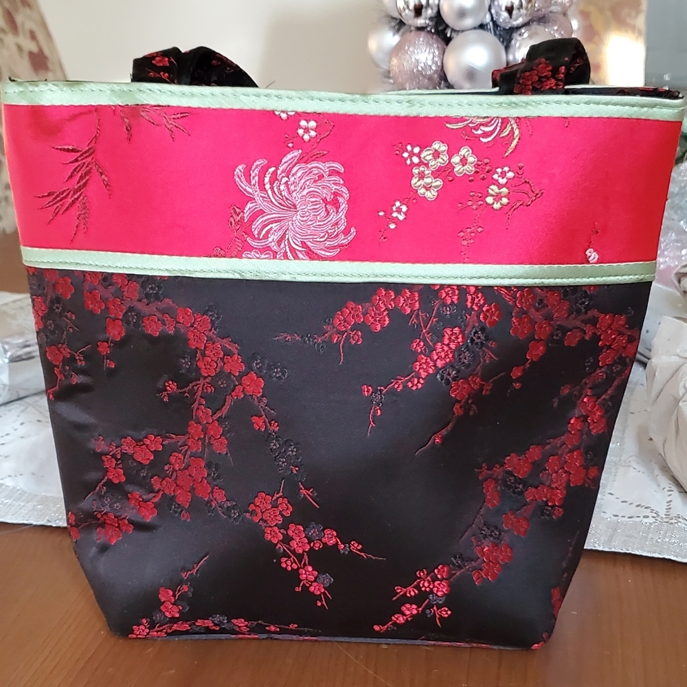 Yans Black Handbag with Red Details and Shoulder Straps